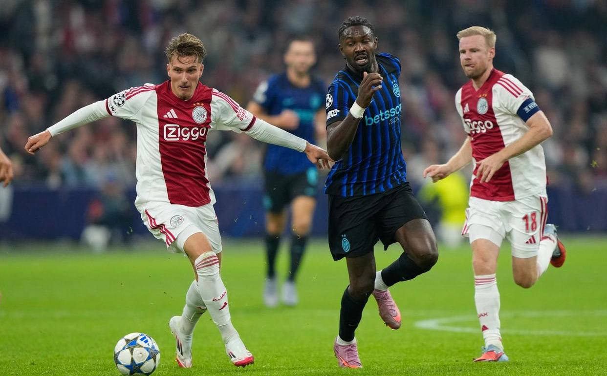 雷速下载-阿贾克斯客场大捷，赢得淘汰赛资格