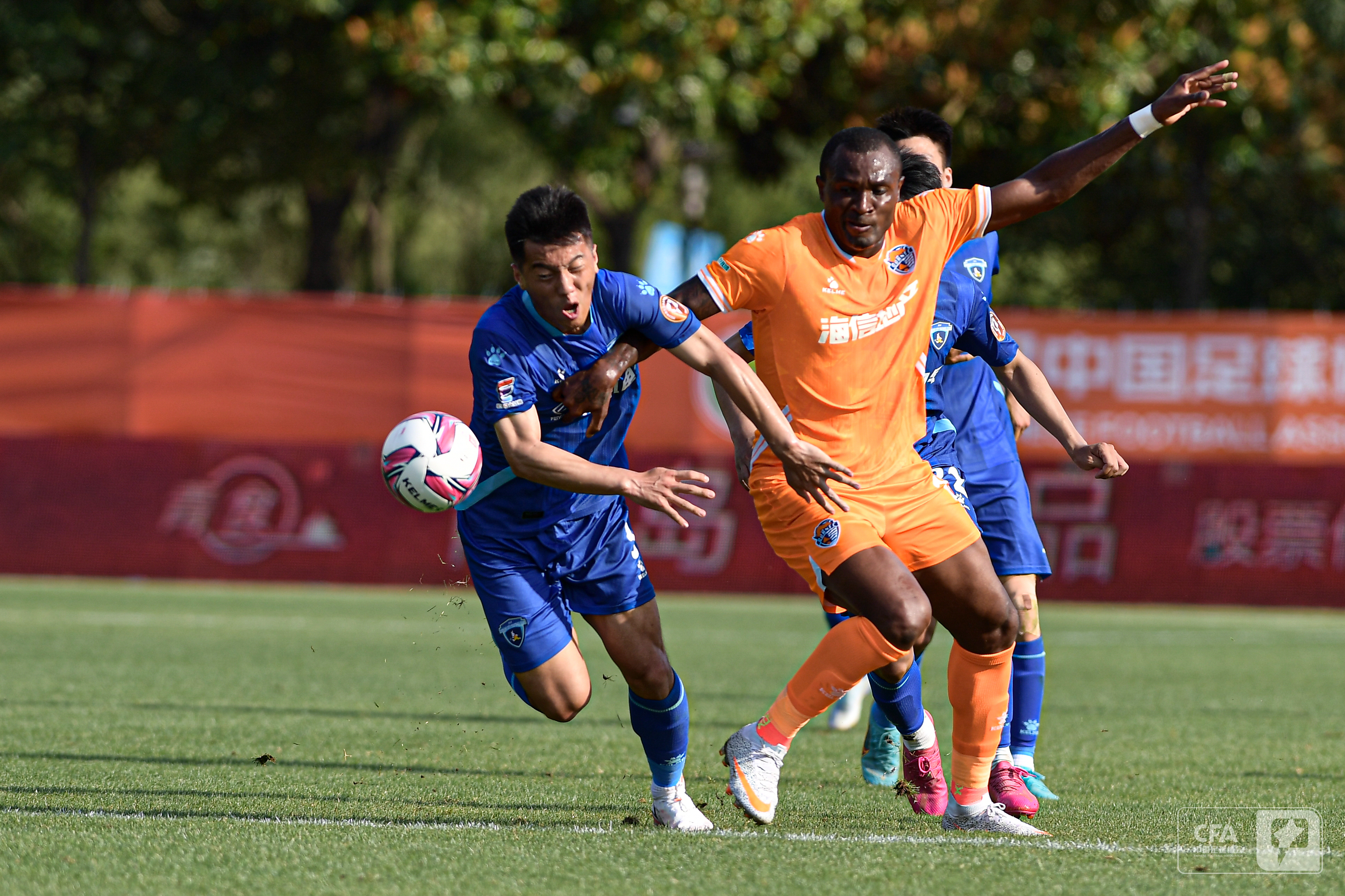 外援球员在比赛中展现出色表现,受到球迷喜爱 外援球员在比赛中展现出色表现,受到球迷喜爱