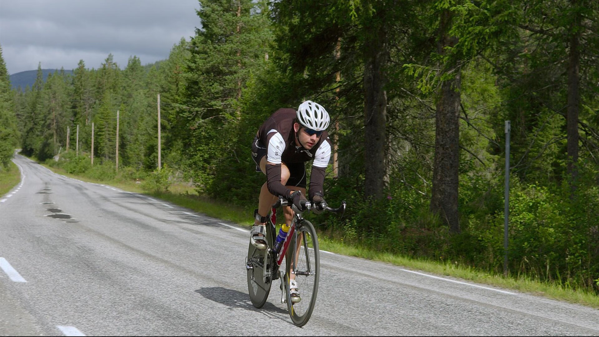 当足球场遇见F1赛道，卡塔尔粉碎马里之夜，皮克跨界接管街道赛的隐喻