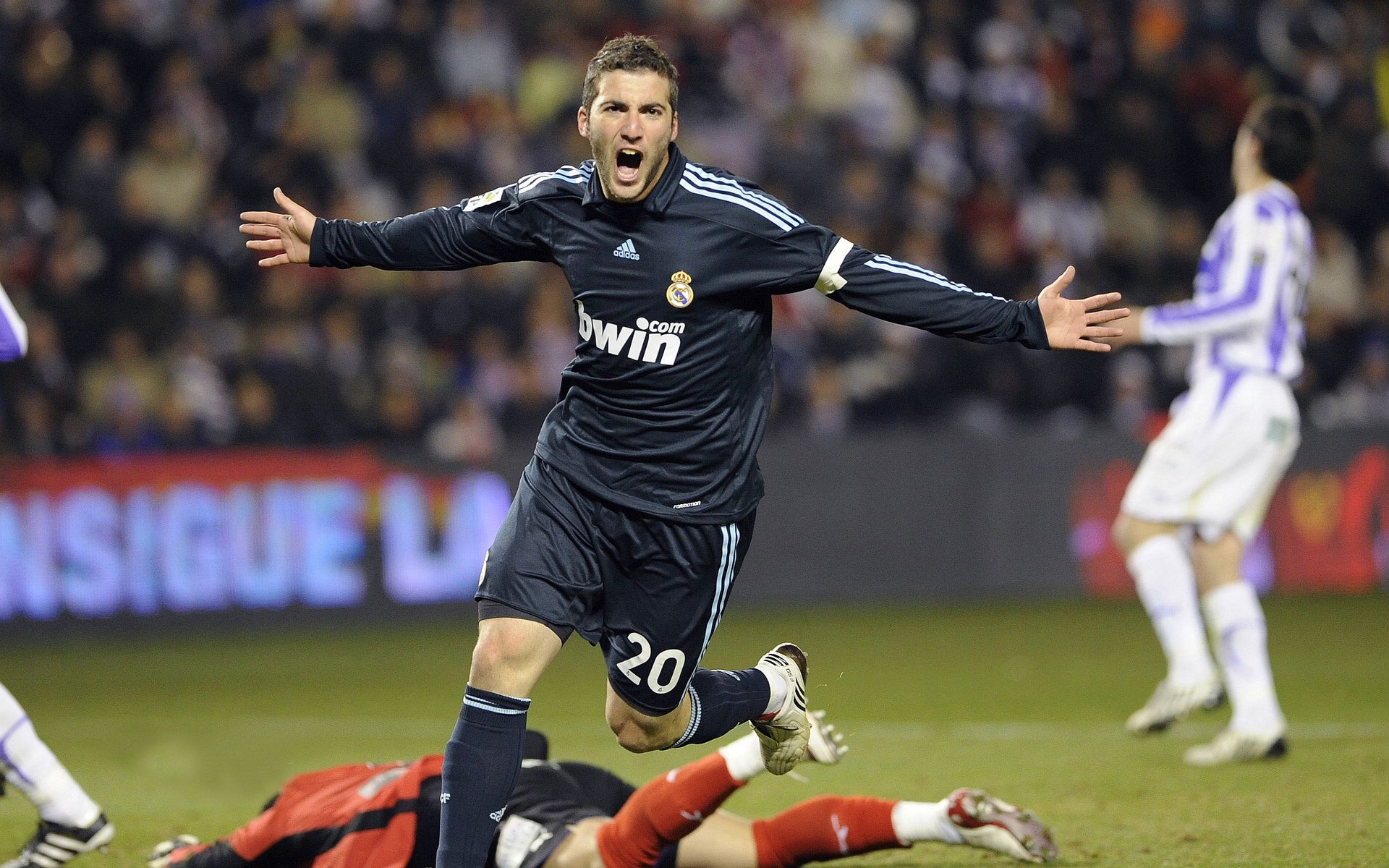 雷速赛事直播app-当奇迹成为必然，从加纳的坚韧到迪马利亚的闪耀，足球如何定义伟大时刻