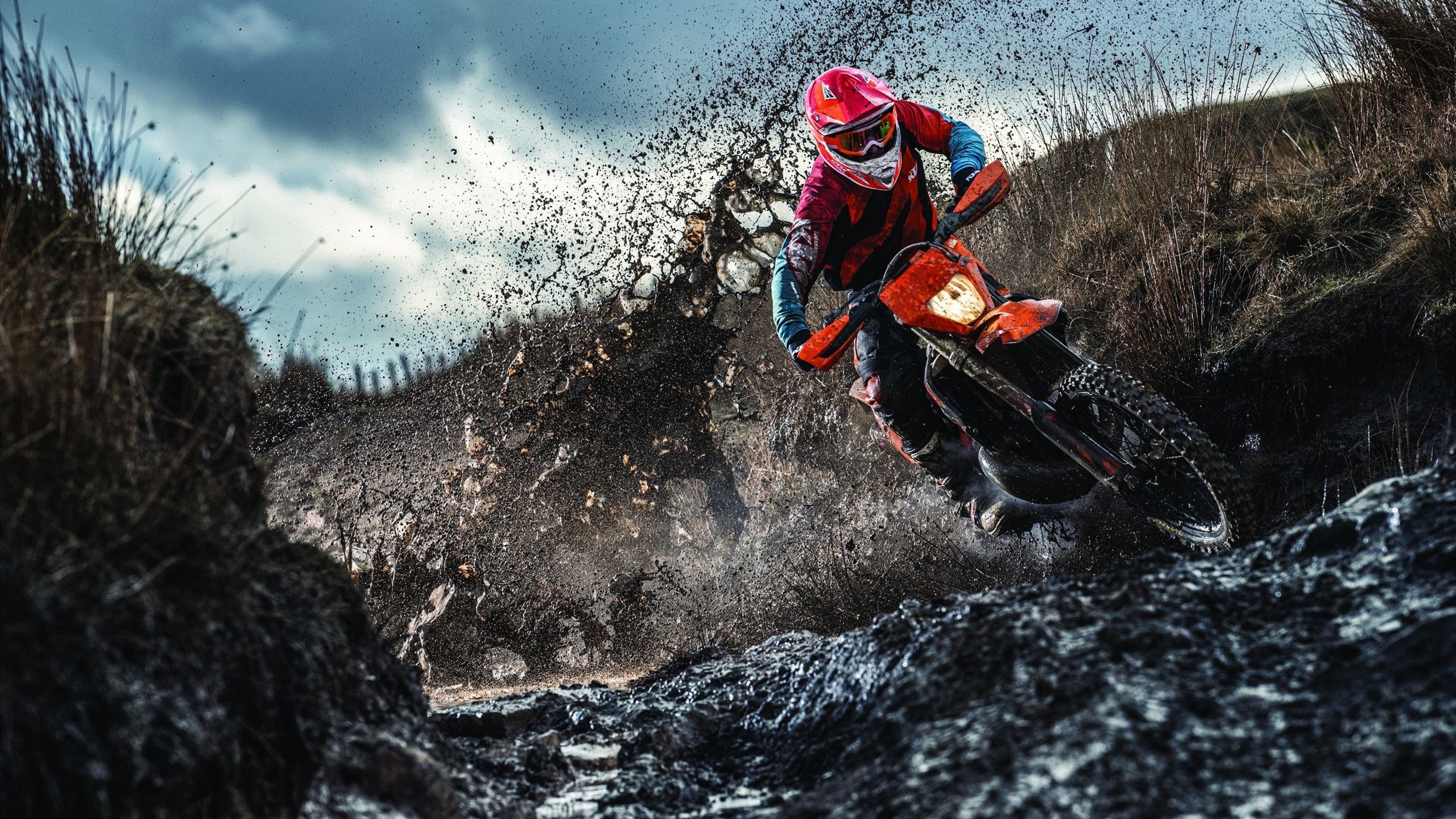 鏖战银箭，拉塞尔点燃赛场，迈凯伦与索伯的史诗对决